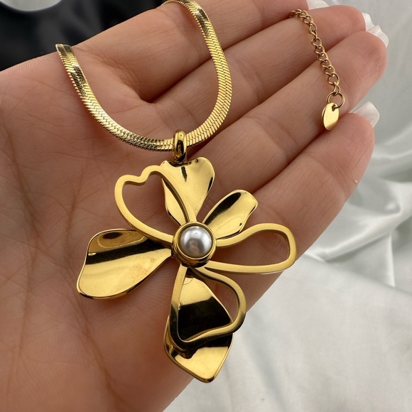 Luxury Pearl Flower Earrings – Crystal Bloom Studs, Elegant Bridal Statement - Picture 12 of 12